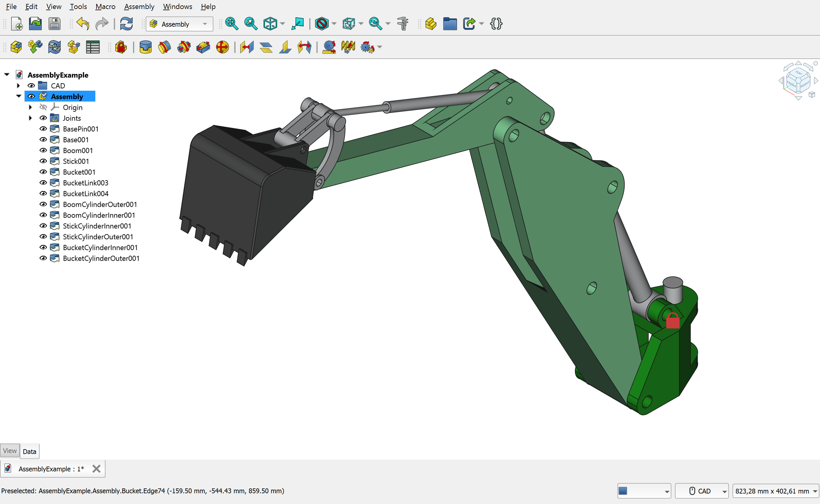 مثال تجميع في FreeCAD 1.0 يعرض آلية حفّار وشجرة مكوّناته